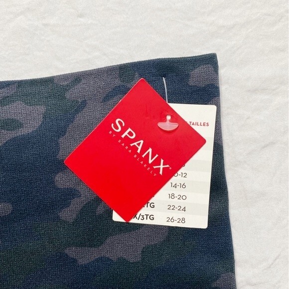 NWT Spanx Look At Me Now Seamless Leggings Black Camo Athleisure Size Small - Picture 8 of 13